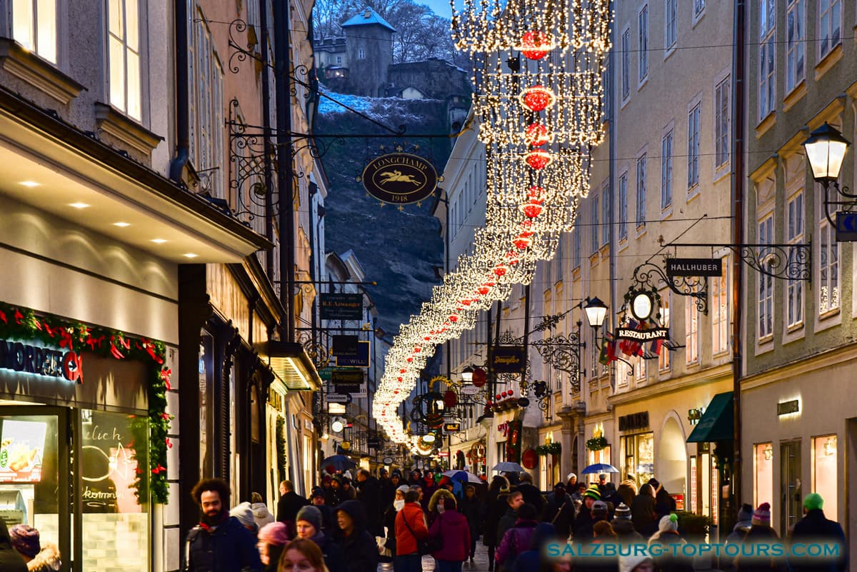 salzburg toptours blog christmas getreidegasse / Рождественские рынки Зальцбурга, традиции Адвента, шествия Крампусов, фестивали, шопинг и зимние виды города — всё, что нужно знать о Рождестве в Австрии.